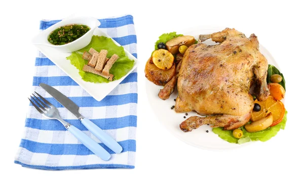 Состав с целым жареный цыпленок с овощами, цветная салфетка, на тарелке, изолированные на белом — стоковое фото