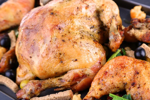 Whole roasted chicken with vegetables on tray, close-up — Stock Photo, Image