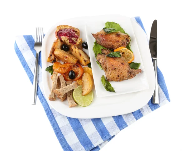 Domowe smażonego kurczaka podudzia z warzyw na talerzu na białym tle — Zdjęcie stockowe