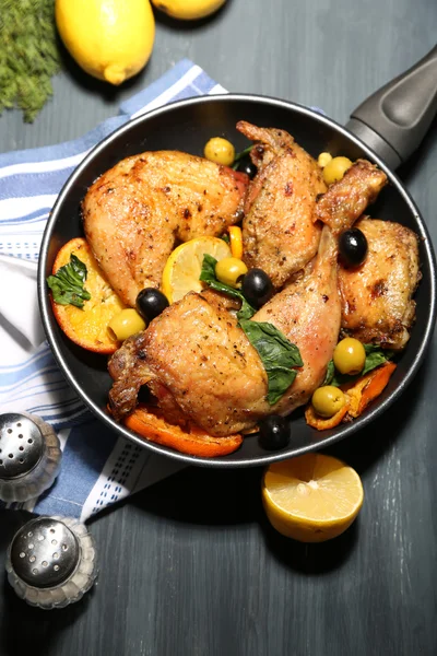 Bâtonnets de poulet frits faits maison avec des légumes sur la poêle, sur fond en bois — Photo