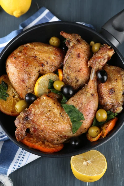 Bâtonnets de poulet frits faits maison avec des légumes sur la poêle, sur fond en bois — Photo