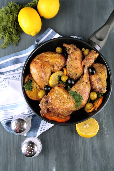 Homemade fried chicken drumsticks with vegetables on pan, on wooden background — Stock Photo, Image