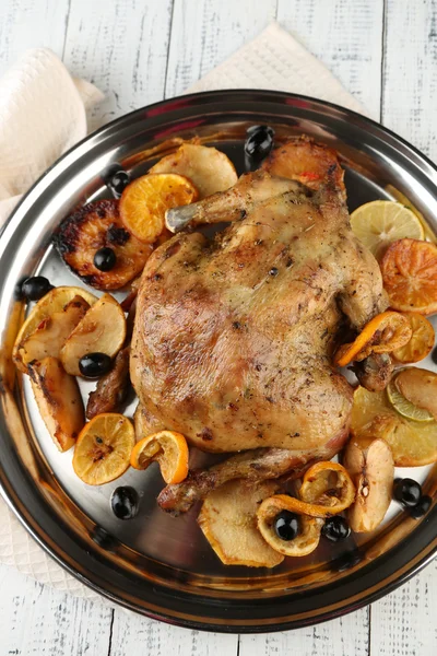 Whole roasted chicken with vegetables on tray, on wooden background — Stock Photo, Image