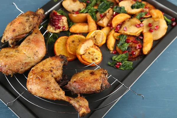 Homemade fried chicken drumsticks with vegetables on pan, on wooden background — Stock Photo, Image