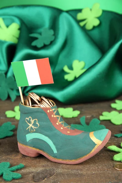 Patrick Day Boot mit Goldmünzen und Kleeblättern auf grünem Hintergrund — Stockfoto