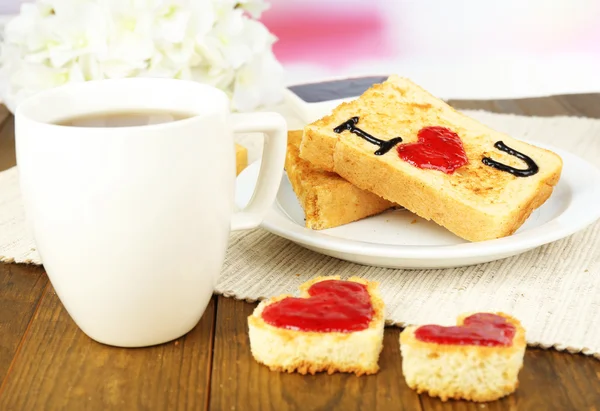Roti panggang lezat dengan selai dan secangkir teh di meja close-up — Stok Foto