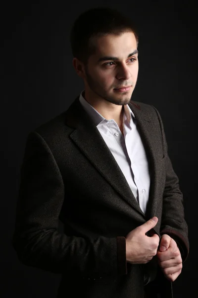 Guapo joven sobre fondo oscuro — Foto de Stock