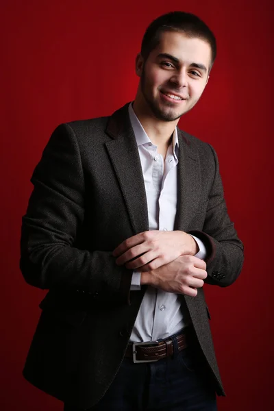 Guapo joven sobre fondo rojo — Foto de Stock