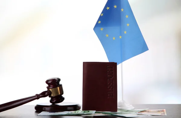 Gavel, argent, passeport et drapeau de l'Europe, sur table en bois, sur fond clair — Photo