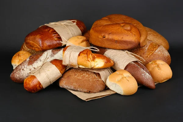 Diversi tipi di pane su sfondo nero, primo piano — Foto Stock