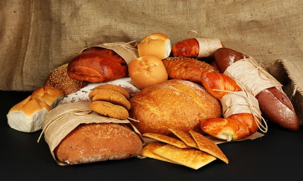 Olika typer av bröd på nära håll — Stockfoto