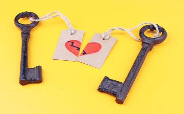 Nycklar till hjärtat, begreppsmässig foto. på färgbakgrund — Stockfoto