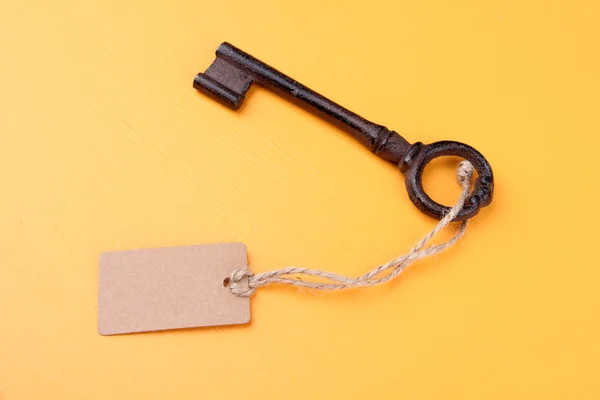 Key with empty tag, on color  background — Stock Photo, Image