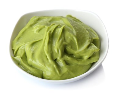 beyaz izole kase taze guacamole 