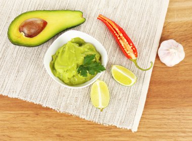 tablo üzerinde kase taze guacamole