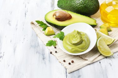 ahşap masa üzerinde kase taze guacamole