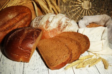 Tablo hasır arka plan üzerinde siyah ekmek ile kompozisyon