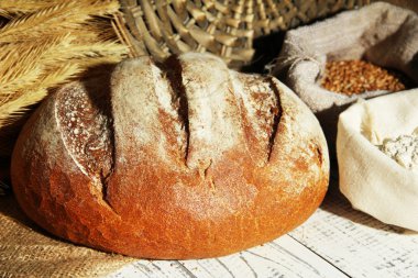 Tablo hasır arka plan üzerinde siyah ekmek ile kompozisyon