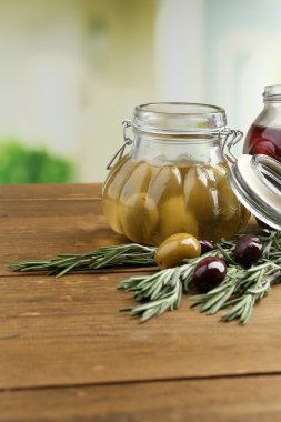lezzetli zeytin doğal zemin üzerine ahşap tablo