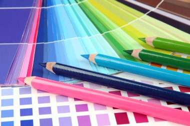 renk örneklerinin kalemler ile yakın çekim