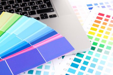 klavye üzerinde renk örnekleri yakın çekim