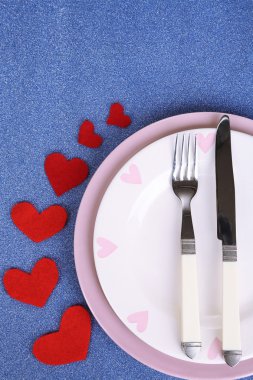 Sofra üzerinde mavi arka plan ile Sevgililer günü akşam yemeği