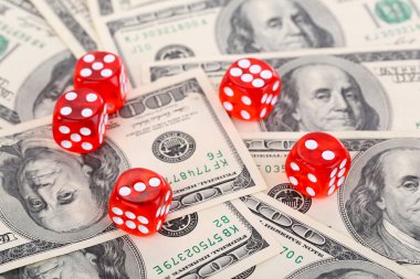 dolar arka plan üzerinde kırmızı dices