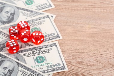 Kırmızı dices ve ahşap zemin üzerinde dolar