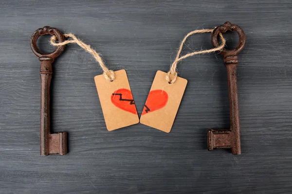 Les clés du cœur, photo conceptuelle. Sur fond en bois couleur — Photo