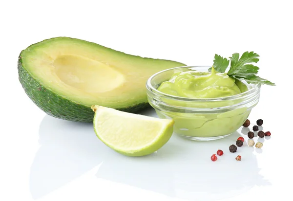 Verse guacamole in kom geïsoleerd op wit — Stockfoto