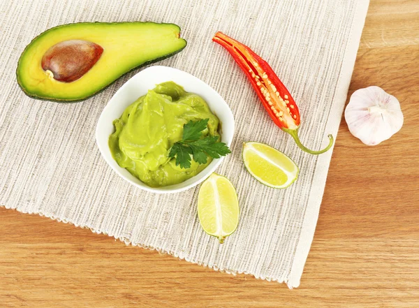 Friss guacamole csészében asztalra — Stock Fotó