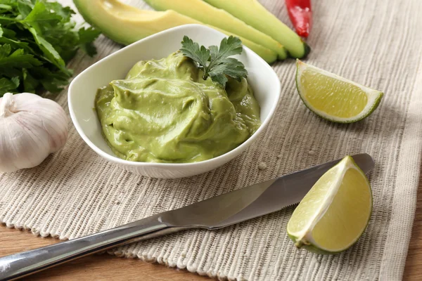 Friss guacamole csészében asztalra — Stock Fotó