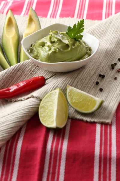 Friss guacamole csészében asztalra — Stock Fotó