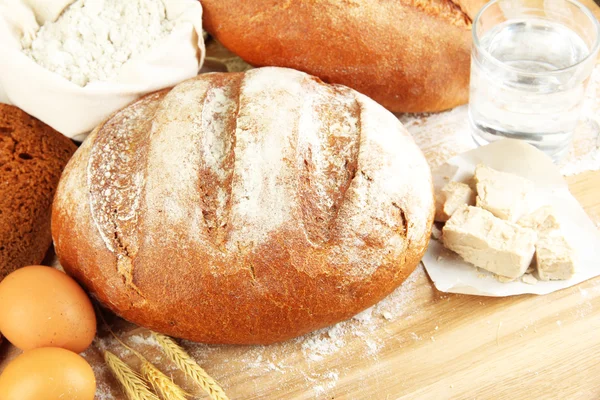 Samenstelling met roggebrood op tafel close-up — Stockfoto