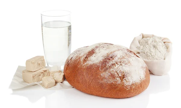 Composição com pão de centeio isolado sobre branco — Fotografia de Stock