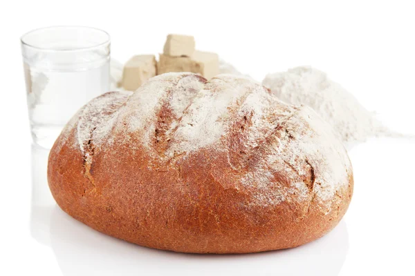 Composición con pan de centeno aislado sobre blanco —  Fotos de Stock