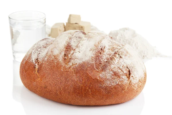 Composição com pão de centeio isolado sobre branco — Fotografia de Stock