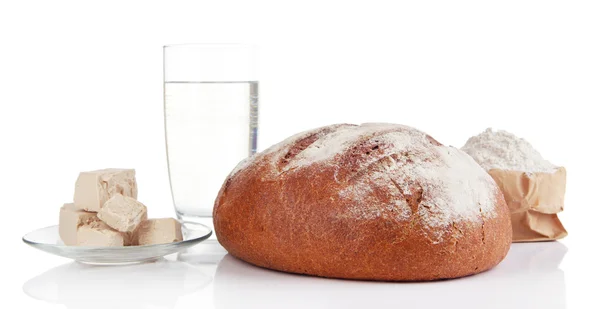 Samenstelling met roggebrood geïsoleerd op wit — Stockfoto