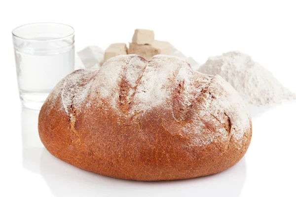 Siyah üzerine beyaz izole ekmek ile kompozisyon — Stok fotoğraf