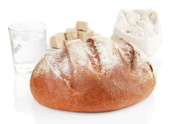 Samenstelling met roggebrood geïsoleerd op wit — Stockfoto