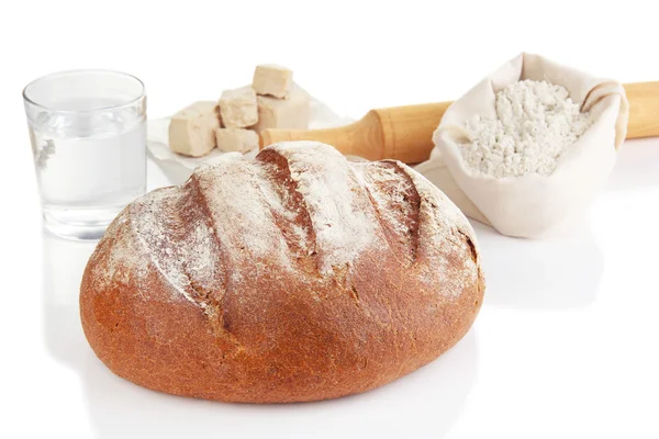 Composição com pão de centeio isolado sobre branco — Fotografia de Stock