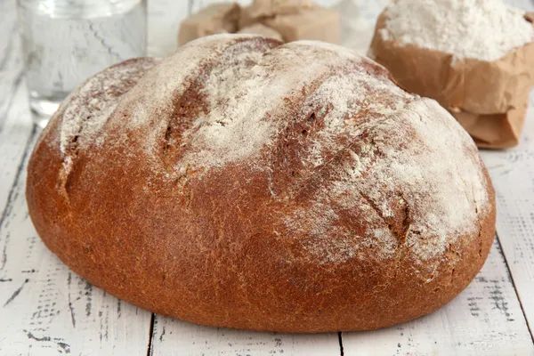 Composición con pan de centeno sobre fondo de madera — Foto de Stock