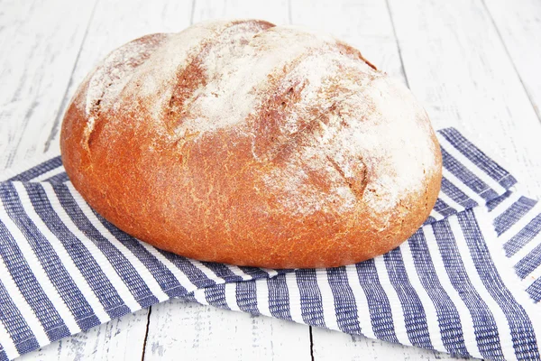 Roggebrood op servet op houten achtergrond — Stockfoto