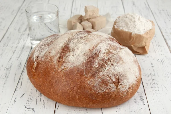 Çavdar ekmeği ahşap zemin ile kompozisyon — Stok fotoğraf