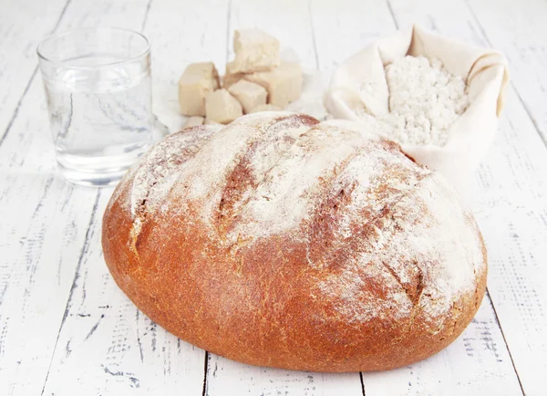 Композиція з житнім хлібом на дерев'яному фоні — стокове фото