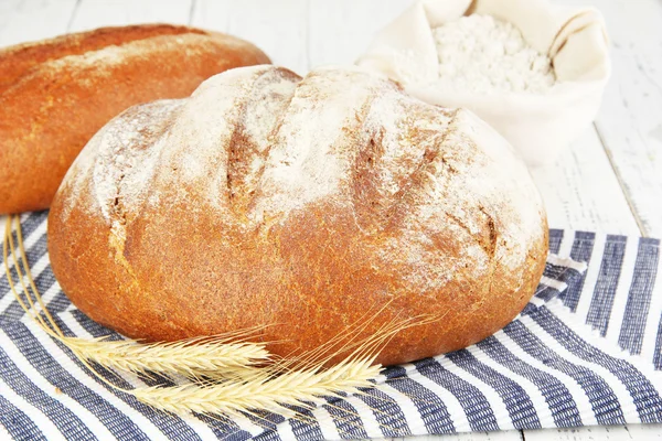 Pane di segale sul tovagliolo sul tavolo da vicino — Foto Stock