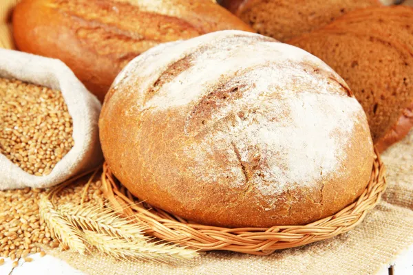 Pain de seigle avec des grains sur le sac sur la table fermer — Photo