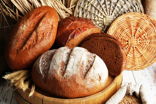 Çavdar ekmeği hasır zemin üzerine ahşap stand — Stok fotoğraf