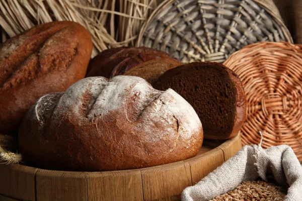 Çavdar ekmeği hasır zemin üzerine ahşap stand — Stok fotoğraf