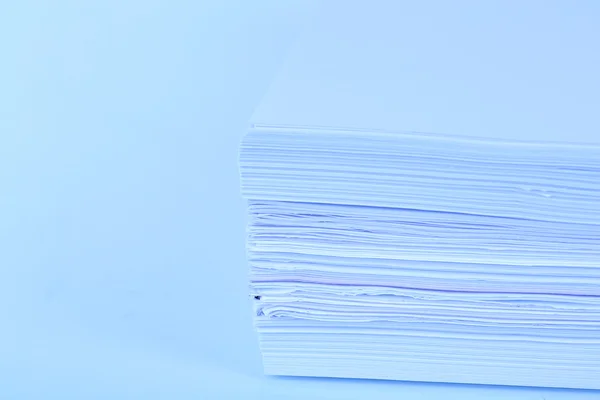 Detail dokumentu white paper zásobníku v modré světlo — Stock fotografie